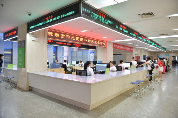 ▲群众不要跑腿，便可一站式办理门诊服务。本组图片由市中心医院提供