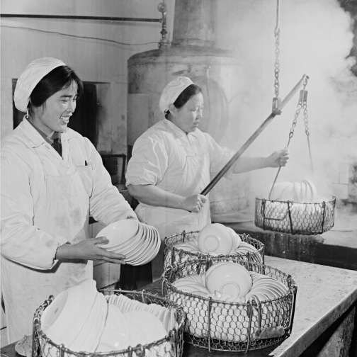 1973年，东城区山东饭馆的职工为餐具消毒。 王宝琴摄