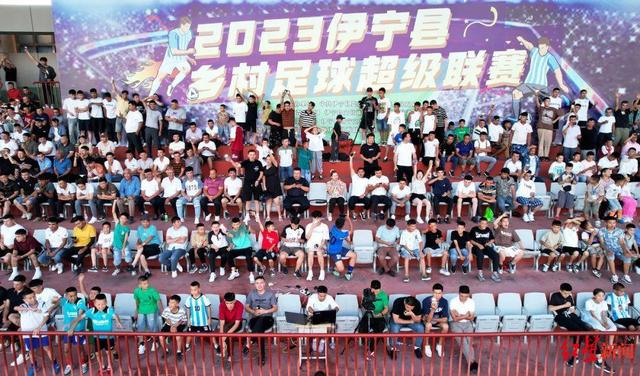 ↑观赛的球迷 刘春星 摄