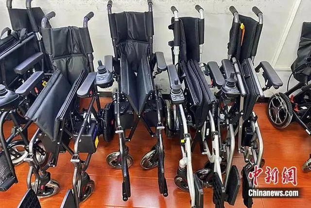 一家轮椅销售店内，不同品牌的电动轮椅琳琅满目。中新财经 葛成 摄