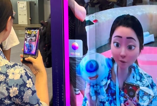 ▲站在镜子前就能生成卡通形象。摄影/上游新闻记者 时婷婷