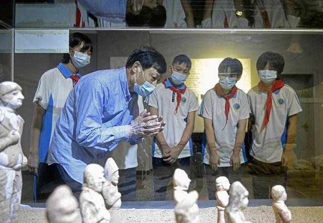 河北一博物馆针对学生的导览（图片来源：新华社 资料图片）