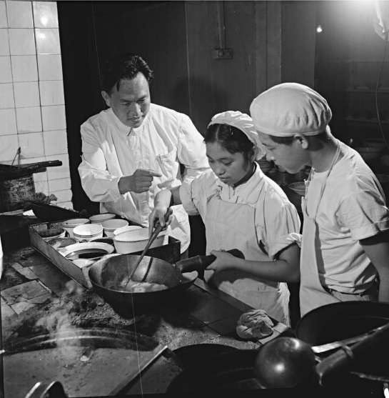 1962年，厨师（左一）正在教徒弟制作夜宵。 高宏摄