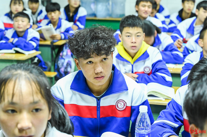 ↑阿杰在上晚自习 红星新闻资料图