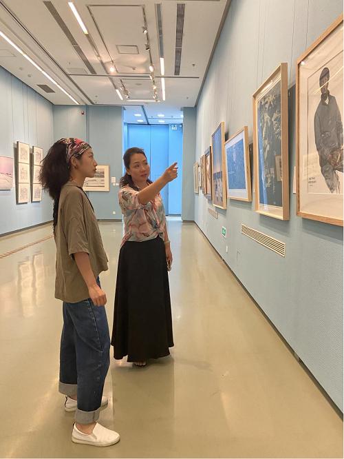 中国国家画院版画所所长沙永汇与汪言在展览上交流
