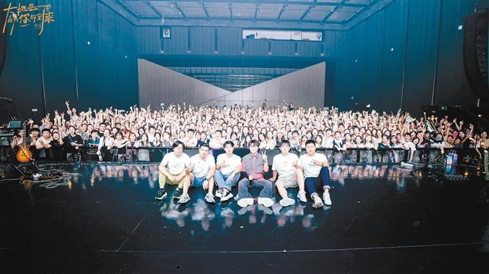 歌手王靖雯（前排左四）在西安演出后与歌迷合影 图片来自王靖雯微博