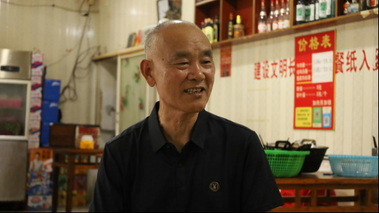 图为面馆老板为实践队员讲面的做法 张思颖/摄