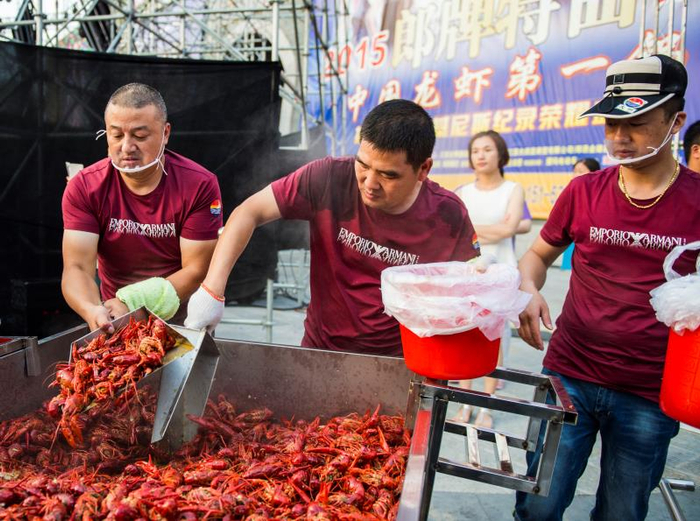 金湖的蒜泥龙虾成了特色品牌，在江苏市场十分畅销