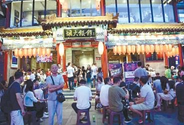 2019年，京城深夜食堂生意火爆，食客在门外排起长队。 和冠欣摄