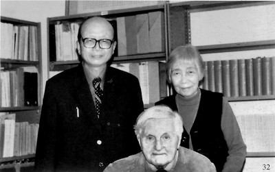     1987年李丙寅（左）回访李约瑟（中）时留影。作者供图