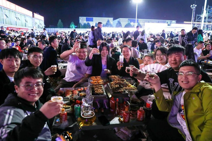 4月29日，游客在淄博一家烧烤城吃烧烤 图片来源：新华社