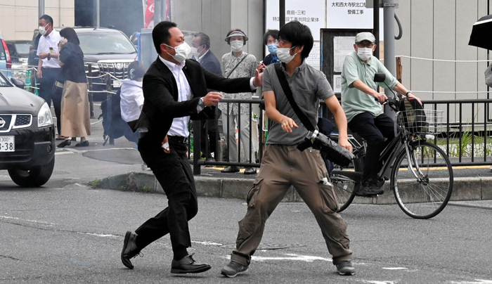 （山上彻也和刺杀安倍所用的枪支，来源：社交媒体）