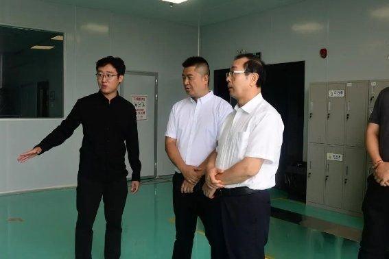 *图为珠海市香洲区人大常委会党组书记郑国良(右一)