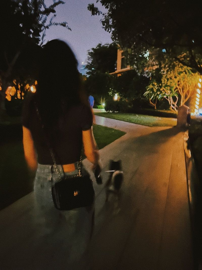 ▲燕燕正在带安安散步。