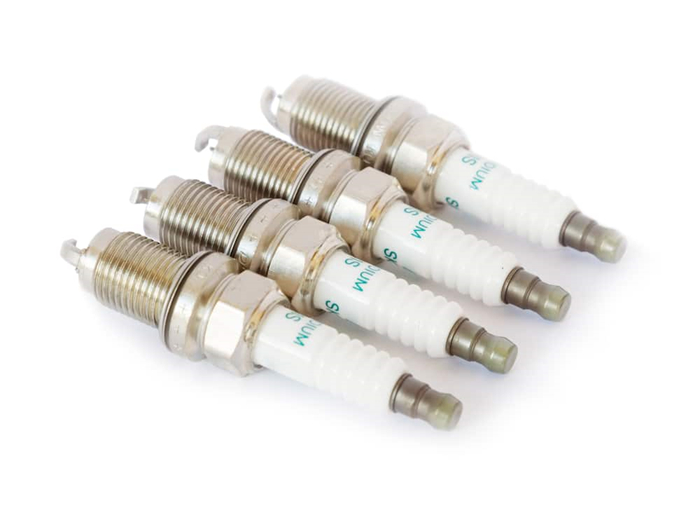 隔绝在白色背景上的铱金火花塞。图源：盖蒂图片社 Tuulijumala