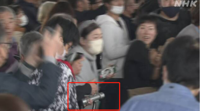 （刺客手持炸弹距离岸田文雄最近时只有10米，来源：NHK）