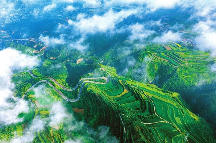 图为夏日雨后夏县境内中条山。杨建峰摄