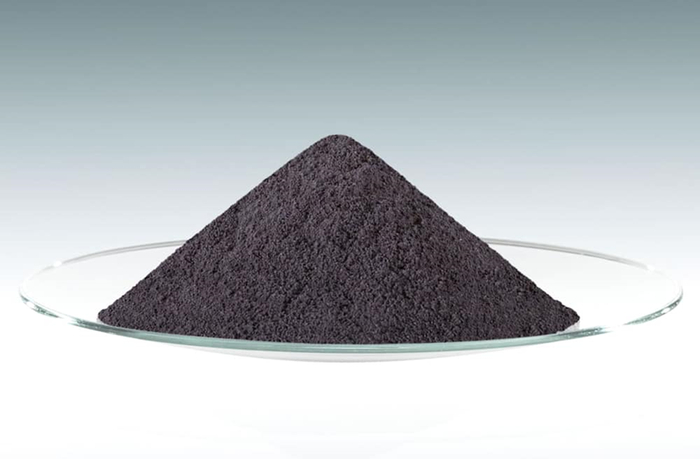 以粉末形式存放在玻璃板上的钽。图源：盖蒂图片社 LYagovy