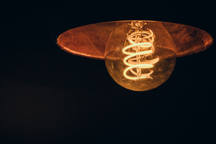 仿钨LED灯丝的特写。图源：盖蒂图片社 Kami Kuo, Jia-Wei