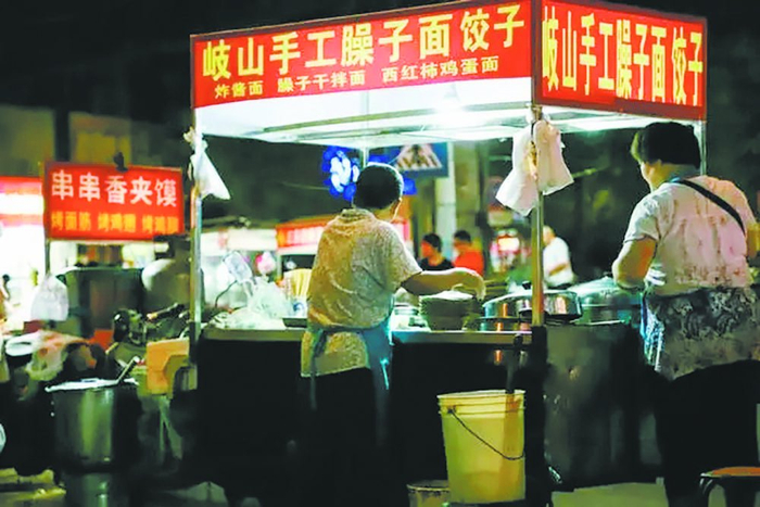     现场直播制作和售卖各种夜市小吃，是最常见的摆摊直播内容。