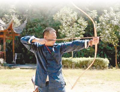 张召羽正在试用弓箭成品。受访者供图