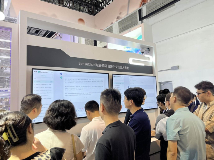 （商汤商量中文语言大模型展台 财联社记者摄）