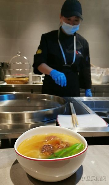 在吉祥航空贵宾室亮相的温州特色瓯粉（记者钱擘/摄）