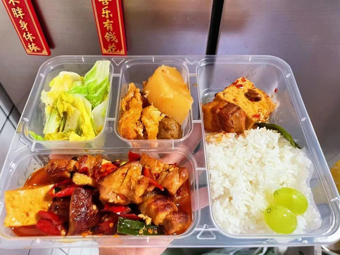 胖胖某日小饭桌菜品“公式照”，图源胖胖