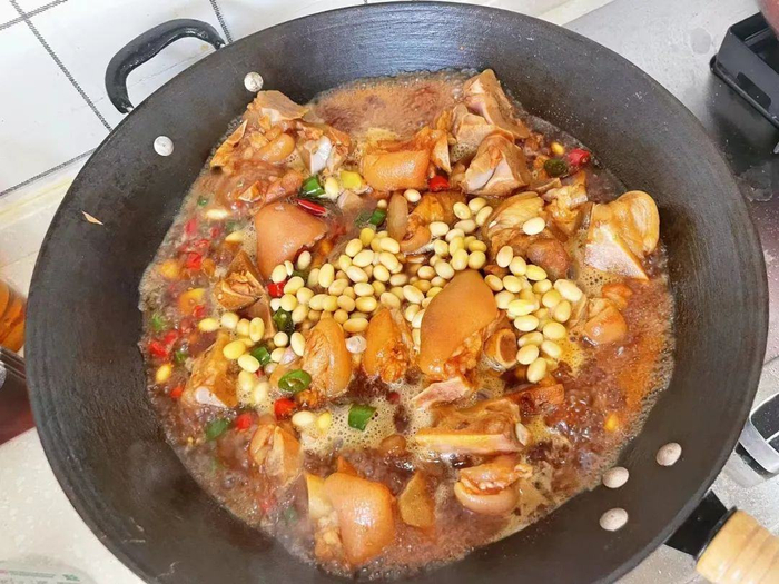 炖煮中的猪蹄，图源胖胖