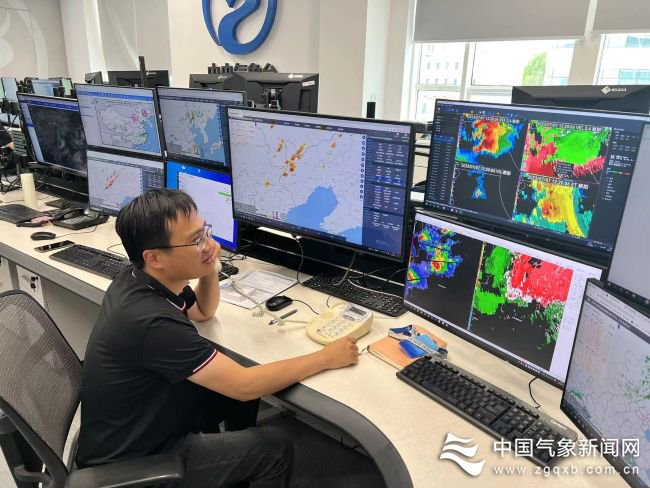 盛杰搜集材料，研判天气情况 受访者供图