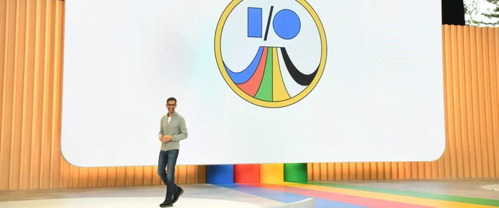 2023 Google I/O 大会上，CEO Sundar Pichai 介绍谷歌最新的 AI 进展 | 图片来源：谷歌官网
