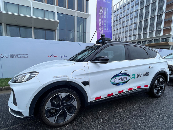 等待出发的无驾驶人智能网约车。 澎湃新闻记者 邹娟 摄