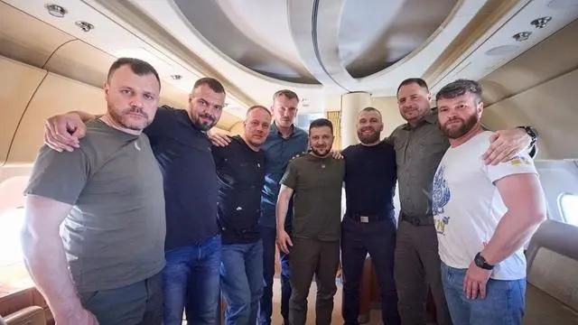 ↑泽连斯基与5名前“亚速营”指挥官在飞机上合影