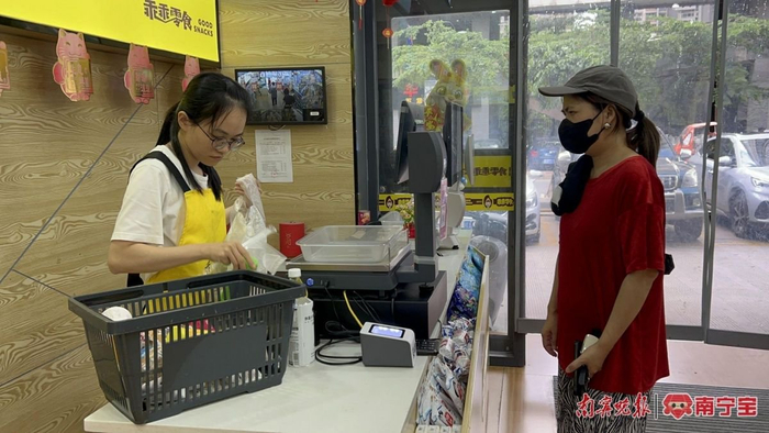 临近中午时分，“乖乖零食”店内顾客正在结账