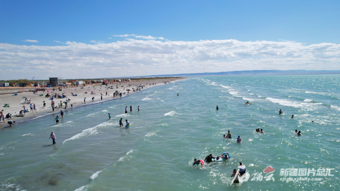 7月2日，游客在福海县乌伦古湖金沙滩景区戏水游玩（无人机拍摄）。阿尔达克·拜斯汗摄