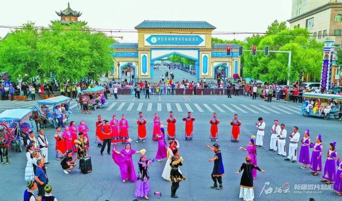 7月2日，各族群众在伊宁市喀赞其街道载歌载舞。张庆华摄