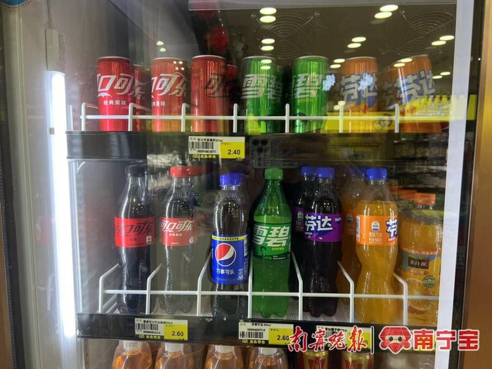 “乖乖零食”内，罐装可乐仅需2.4元
