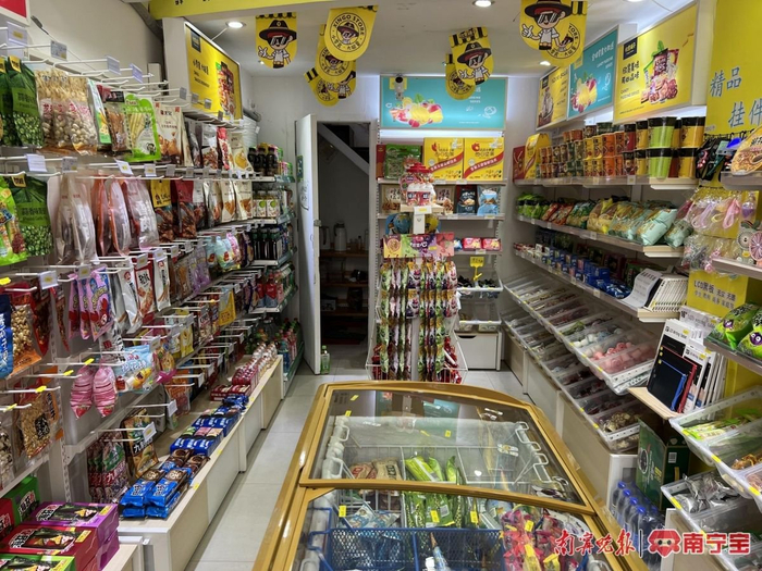 青林路附近的“欣果铺子”店面较小，受众更多是周围的学生
