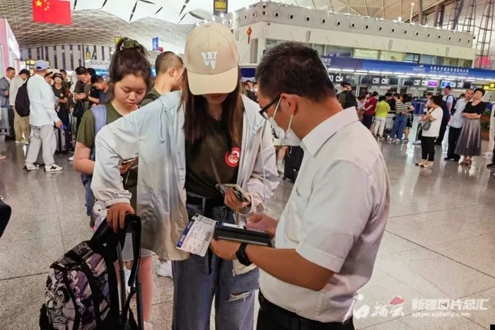 暑运以来团队游客出行迎来小高峰。南航工作人员在乌鲁木齐国际机场调派专人保障各类旅游团队出行顺畅。王乐乐摄