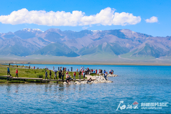 7月2日，游客在赛里木湖景区游玩。近段时间，该景区单日最高接待游客突破7万人次，创历史新高。于苏甫·艾尼摄