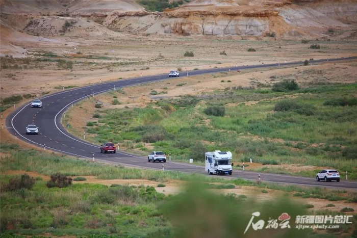 7月2日，自驾游车辆行驶在福海县环湖观光路上。刘是何摄