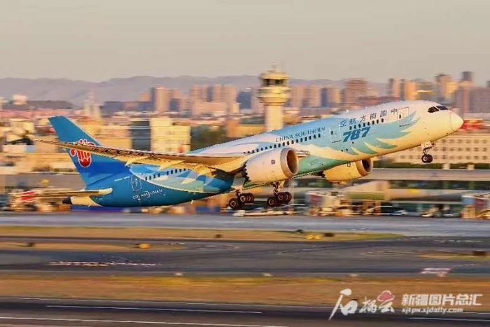 近日，一架南航的飞机从乌鲁木齐国际机场起飞。车捷摄
