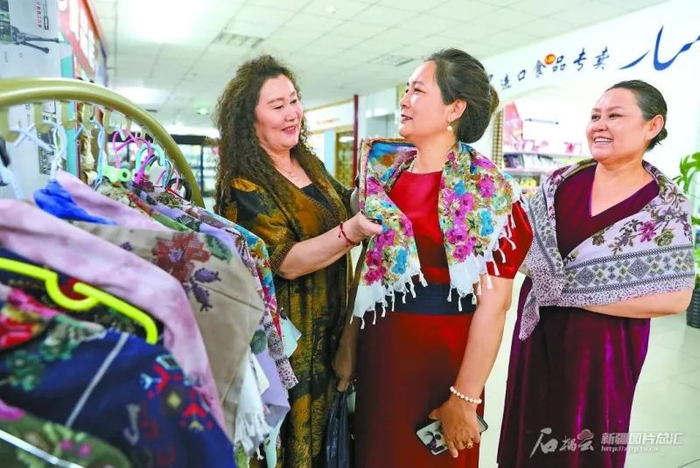 7月4日，游客在位于巴克图口岸边民互市贸易区内的丝路文化商品城选购商品。高博摄