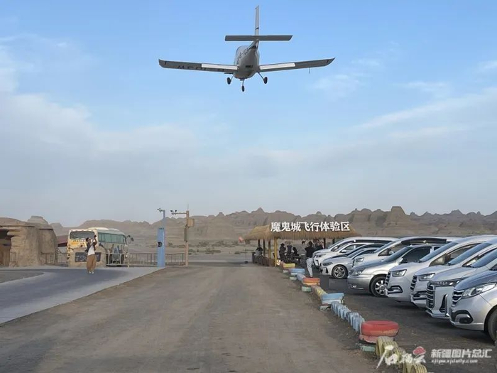 世界魔鬼城景区引进的低空飞行体验项目。石榴云/新疆日报记者姚刚摄