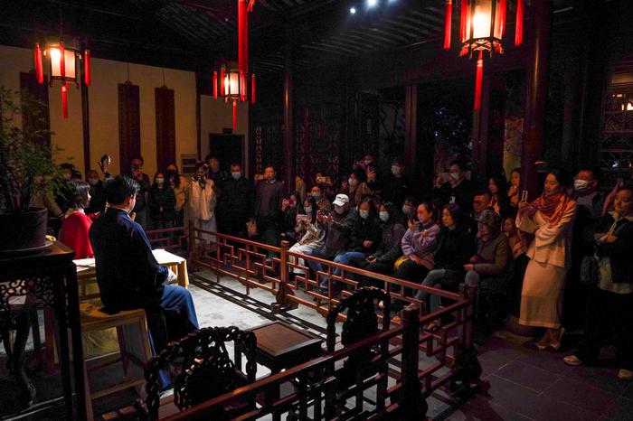 观众在苏州网师园内观看评弹表演（2023年4月5日摄）。新华社记者 李博 摄