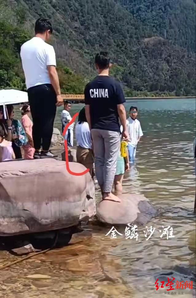 ↑王小华用竹竿救起的白衣女孩