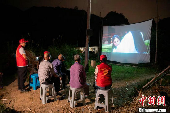 老人和义工们一起看电影。章毅 摄