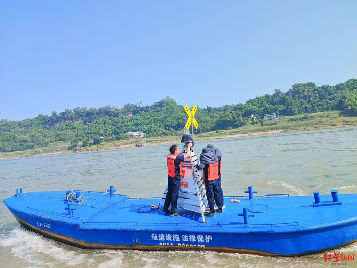 ▲工作人员正在清洁保养航标