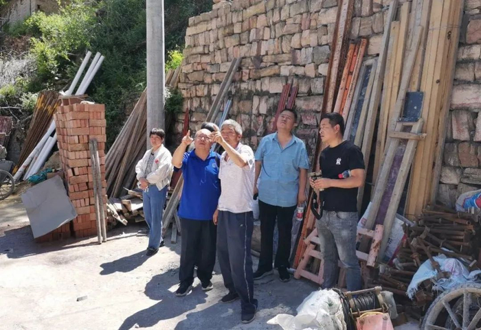 张辉军（前排左一）为梁沟村村民进行技术指导。河北省自然资源厅供图