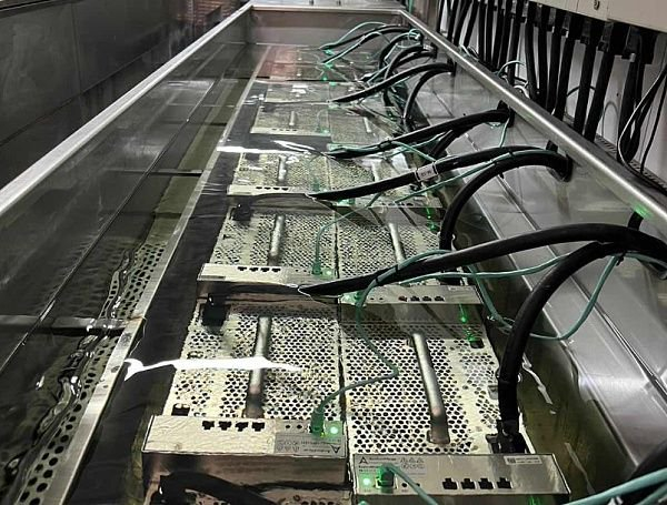 阿联酋的浸入式冷却 来源：FBOX